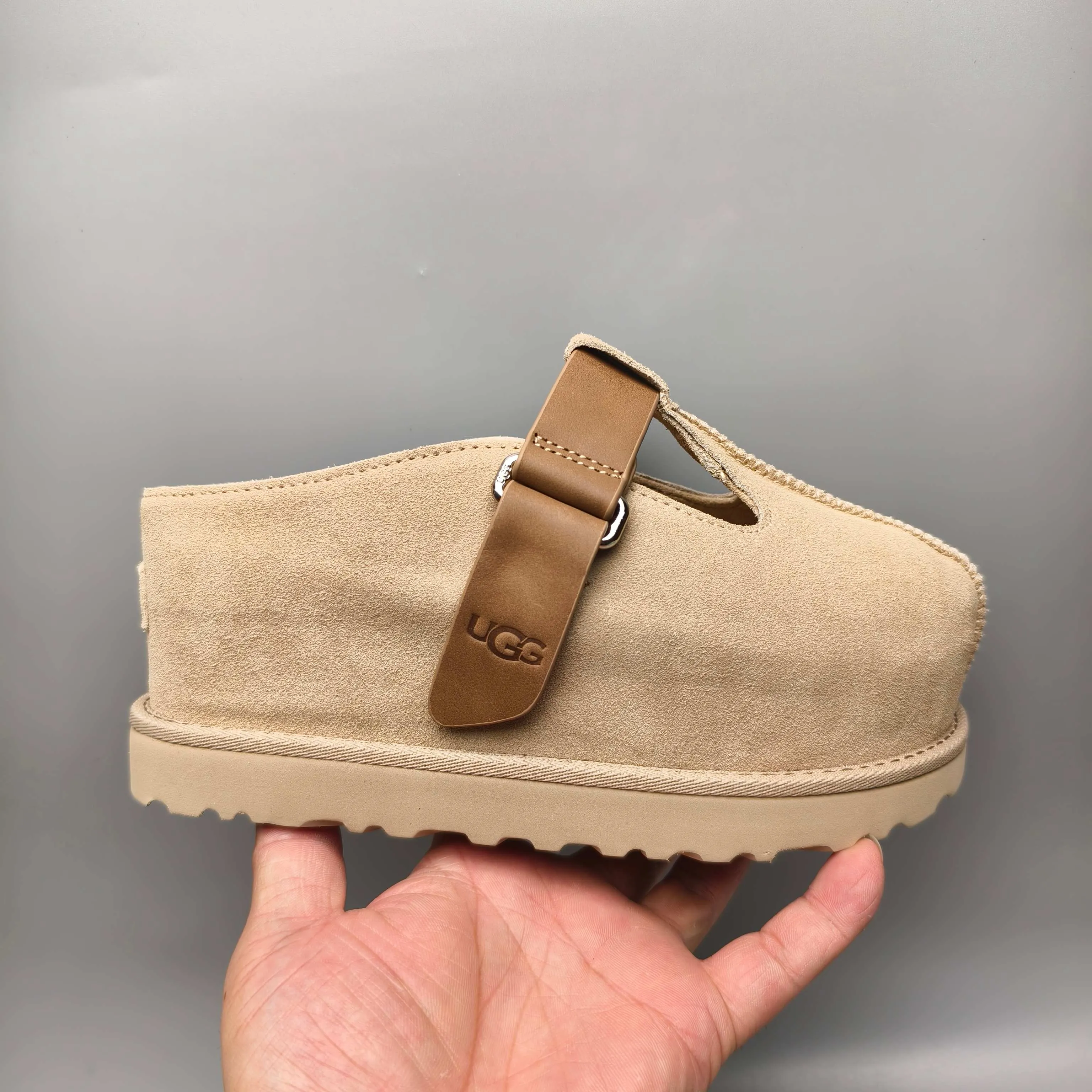 💰500 UGG sheepskin all-in-one snow boots 7550 spring and summer thick-soled casual style color: maroon sand black leather code number: 35-41?